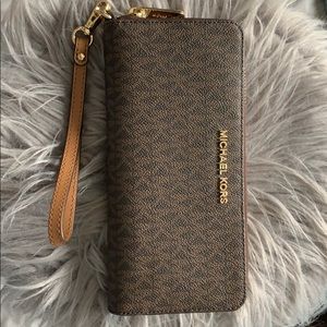 NEVER USED Michael Kors Logo Continental Wristlet